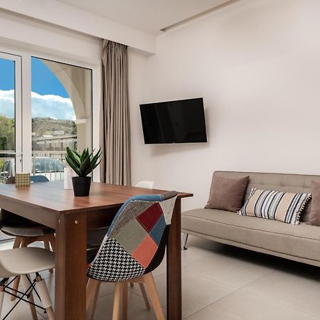 Katsaros Luxury Apts II 5 Min Walk To Beach チィリヴィ エクステリア 写真