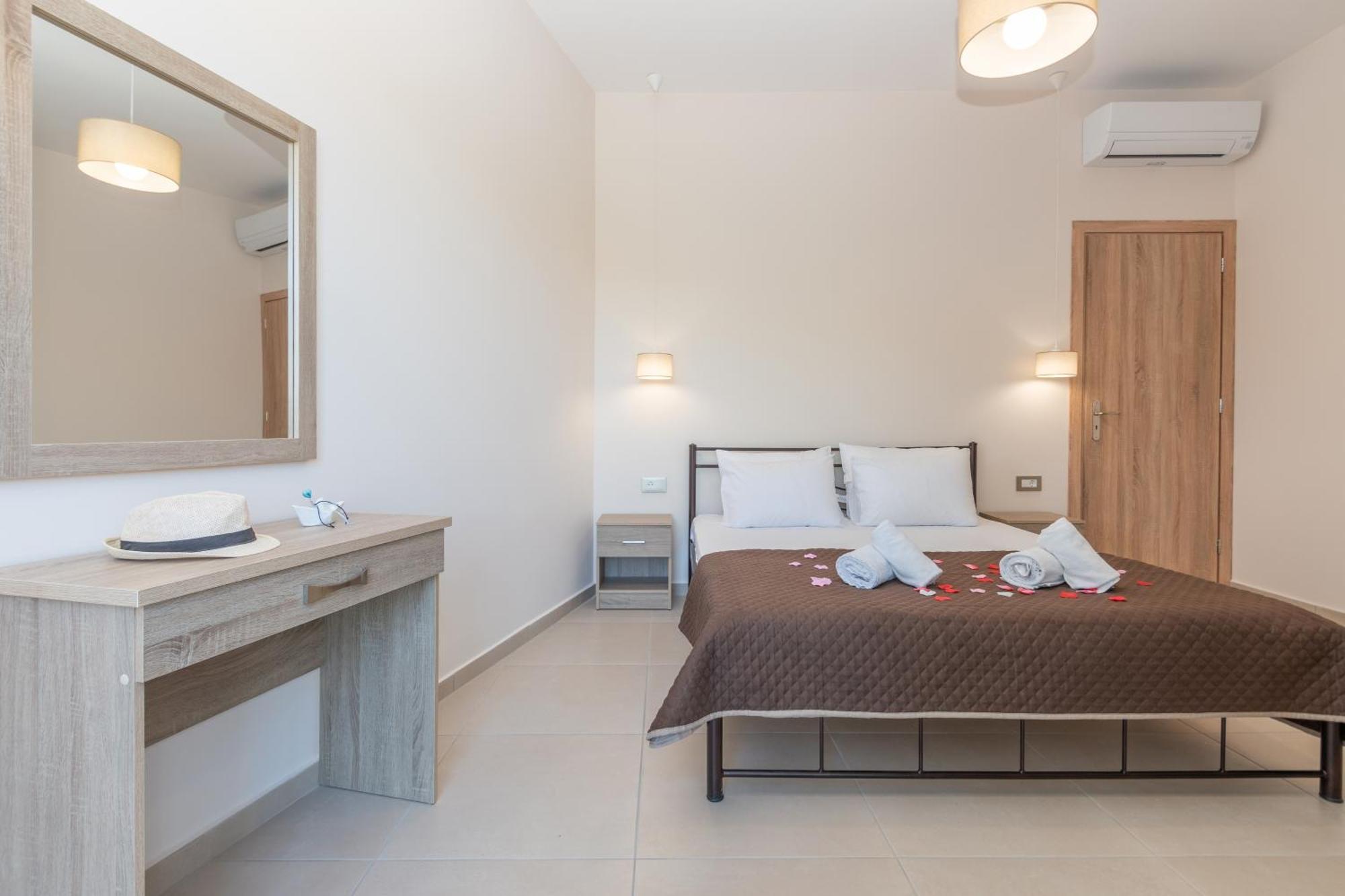 Katsaros Luxury Apts II 5 Min Walk To Beach チィリヴィ エクステリア 写真
